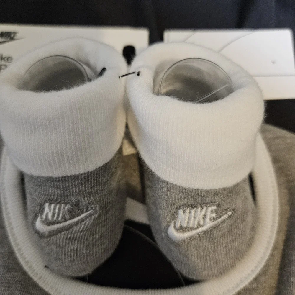 Nike Baby Bib & Booties 2‎ Piece Set Heather Grey LN0410-042 White 0-6 Months